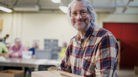 Ein Mitarbeitender an einem Arbeitsplatz in den Erfurter Werkstätten