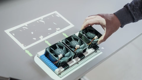 Nahaufnahme von einer Hand an einem Arbeitsplatz