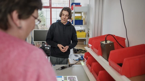 Zwei Personen an einem Arbeitsplatz in den Erfurter Werkstätten