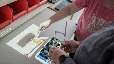 Hände an einem Arbeitsplatz in den Erfurter Werkstätten