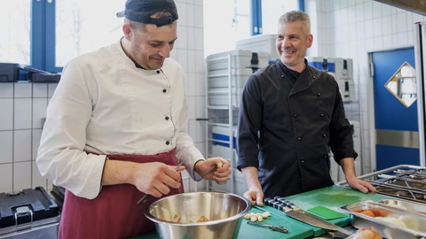 Zwei Männer in der Küche
