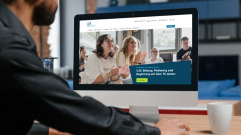 Ein Mann schaut sich am Bildschirm die Webseite des CJD an.