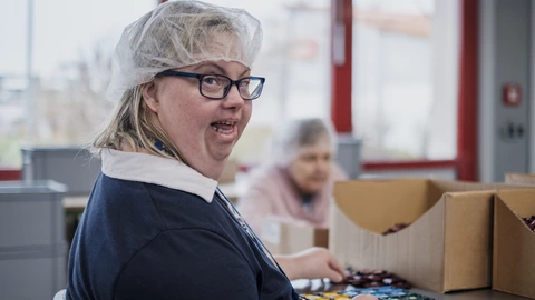 Eine Mitarbeiterin an einem Arbeitsplatz in den Erfurter Werkstätten