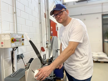 Silvio aus den Erfurter Werkstätten des CJD an seinem Arbeitsplatz