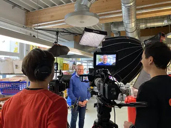  Ein Kamerateam führt in der Wäscherei ein Interview mit einem CJD-Mitarbeiter.