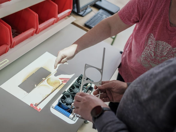 Hände an einem Arbeitsplatz in den Erfurter Werkstätten