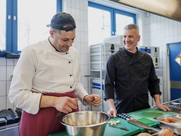 Zwei Männer in der Küche