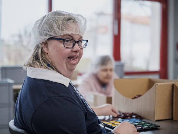 Eine Mitarbeiterin an einem Arbeitsplatz in den Erfurter Werkstätten