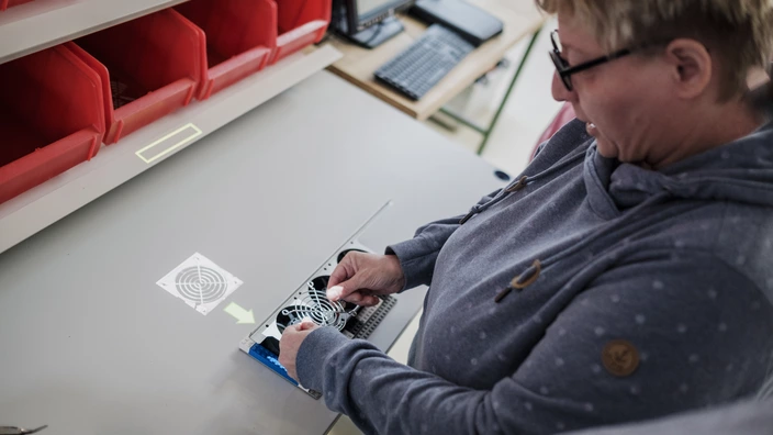 Eine Mitarbeiterin an einem Arbeitsplatz in den Erfurter Werkstätten