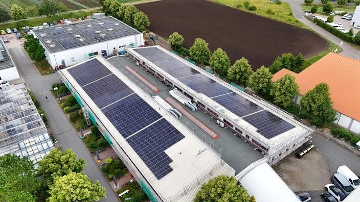 Draufsicht auf das Dach der Erfurter Werkstätten mit der neuen Solaranlage.