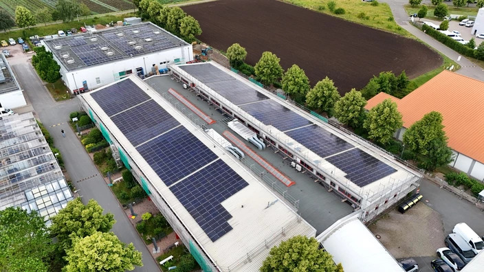Draufsicht auf das Dach der Erfurter Werkstätten mit der neuen Solaranlage.